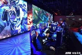 邮报：埃德森在土超遭水杯“轰炸”，欲将水杯踢回看台表不满